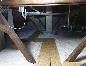 Zateplení stropu bytového domu pomocí foukané izolace